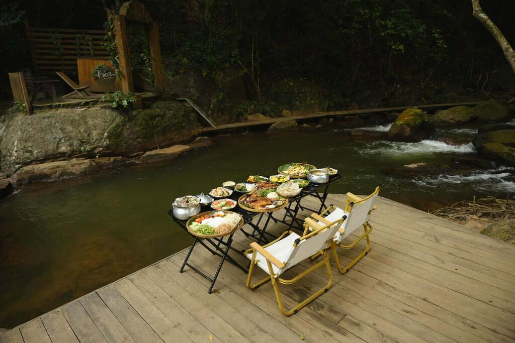 Suối Bình yên phục vụ món nước