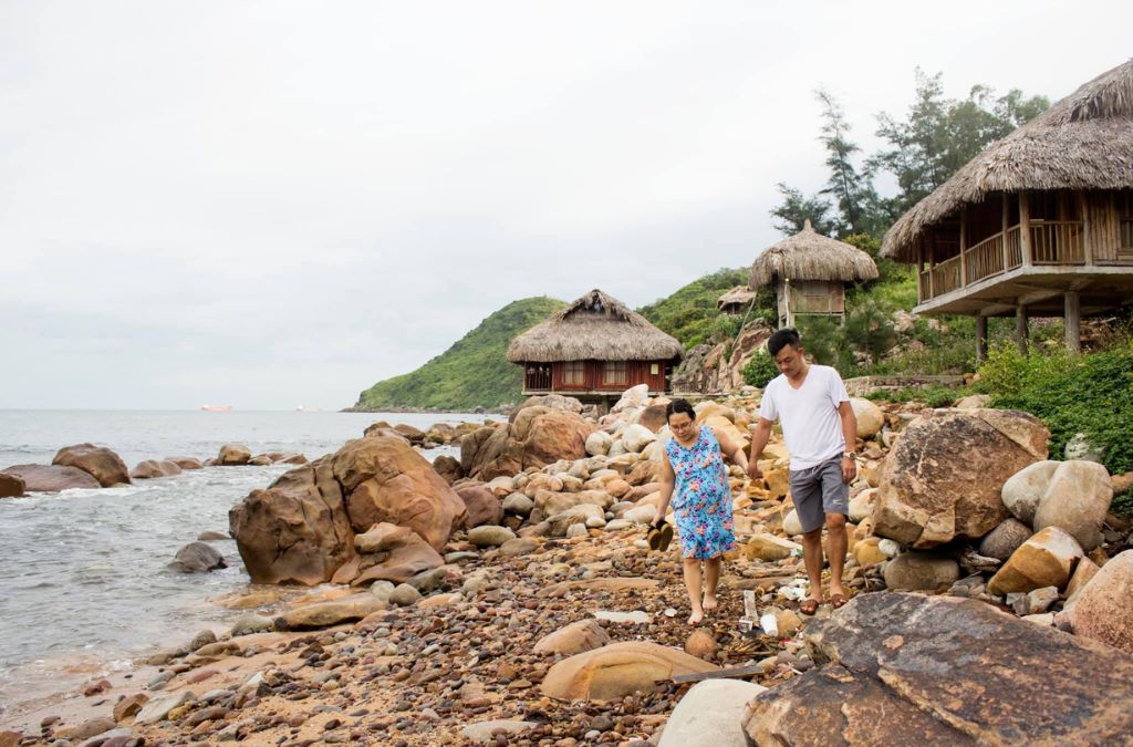 Bãi đá tự nhiên và chòi nghỉ ven Bãi Đông Nghi Sơn