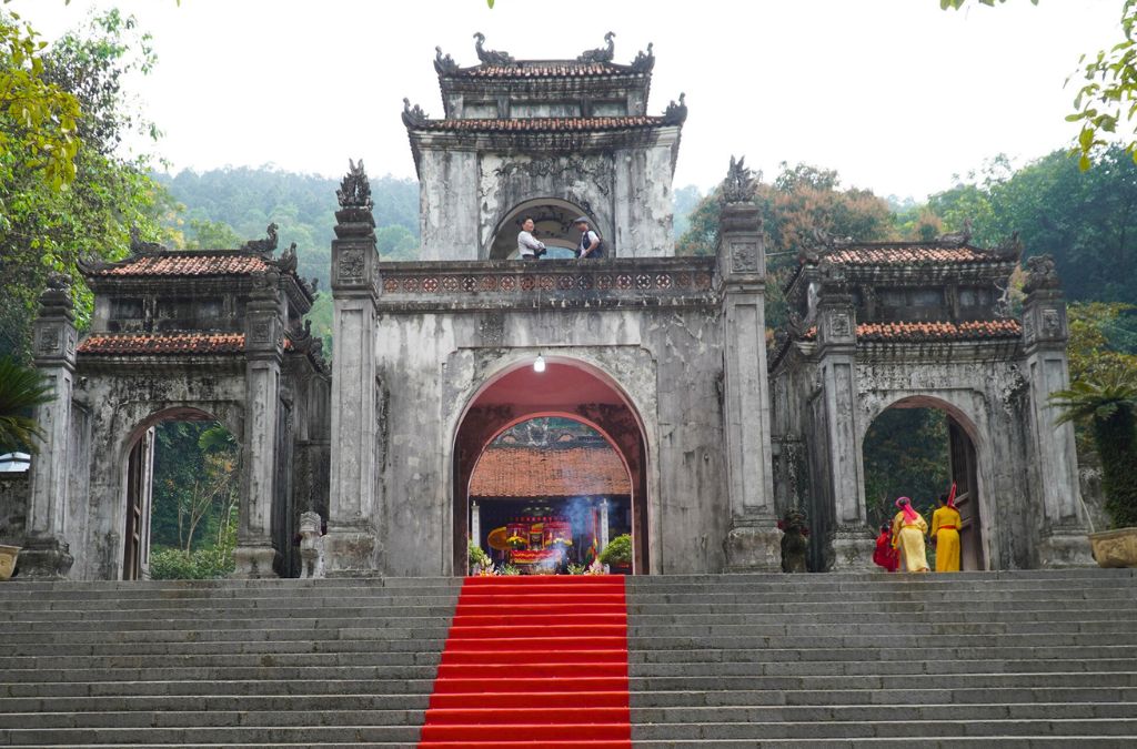 Cổng vào Đền Bà Triệu tại Thanh Hóa