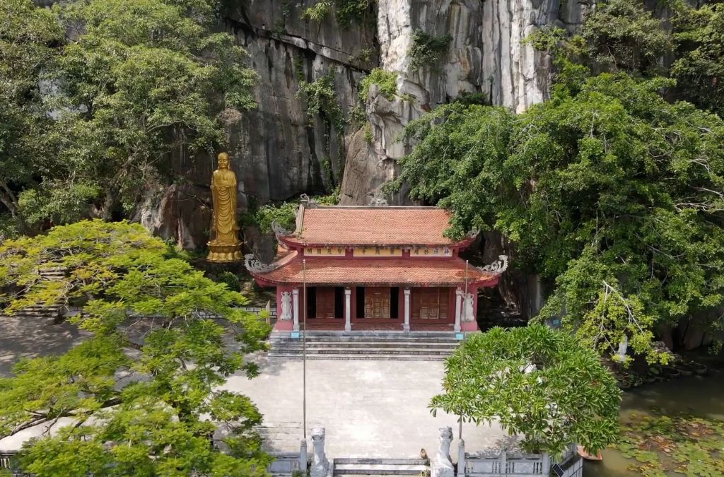 Chùa Linh Ứng dưới vách núi đá vôi tại danh thắng Kim Sơn