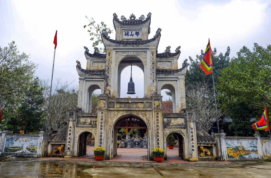 Cổng Đền Nưa tại Thanh Hóa