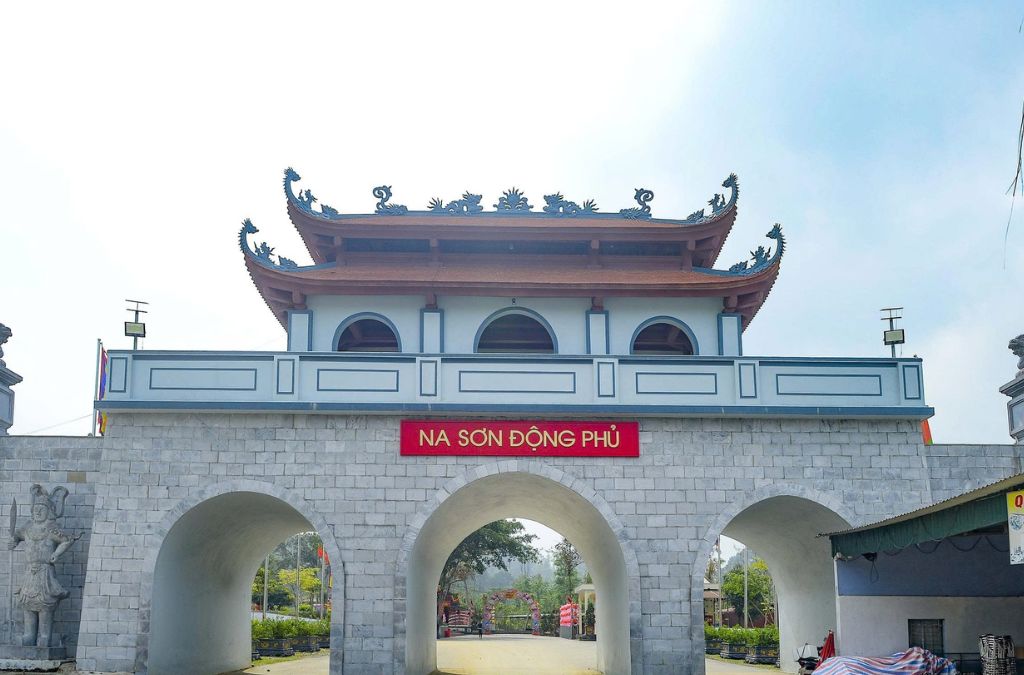 Cổng Na Sơn Động Phủ tại Thanh Hóa