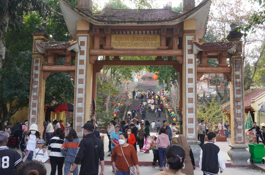 Cổng vào Đền Cửa Đạt đông người hành hương