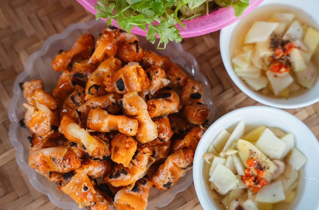 Chả tôm Thanh Hóa nướng ăn cùng rau và nước chấm