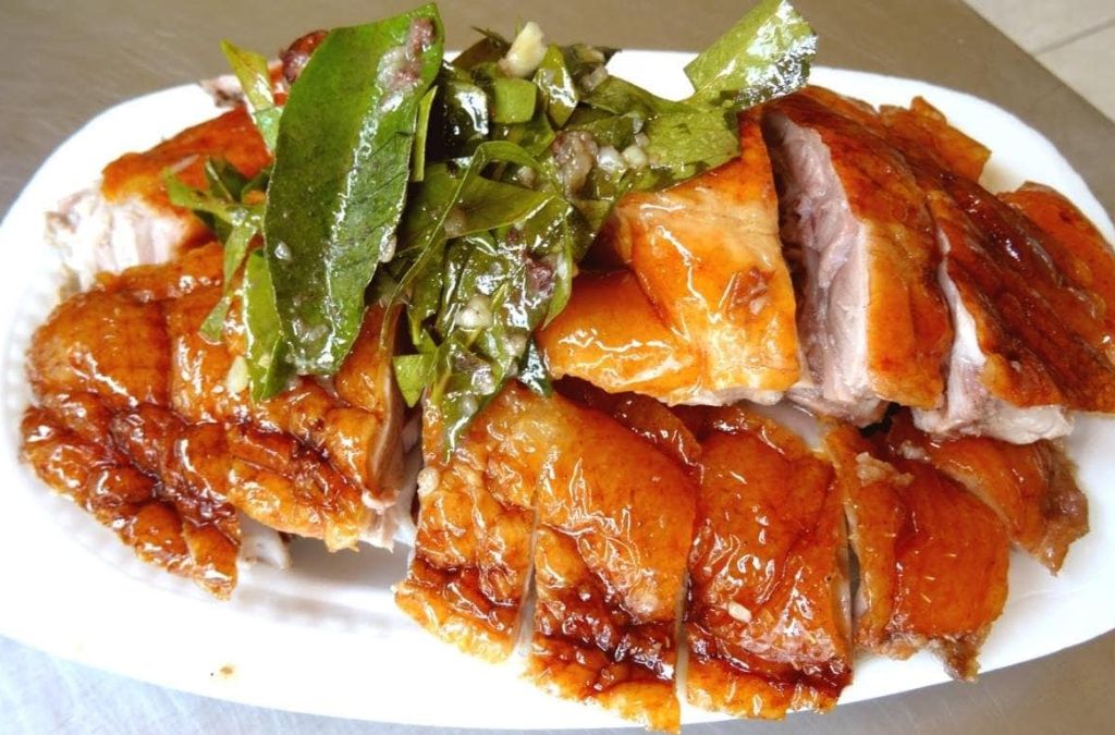 Vịt Cổ Lũng nướng chặt miếng trên đĩa