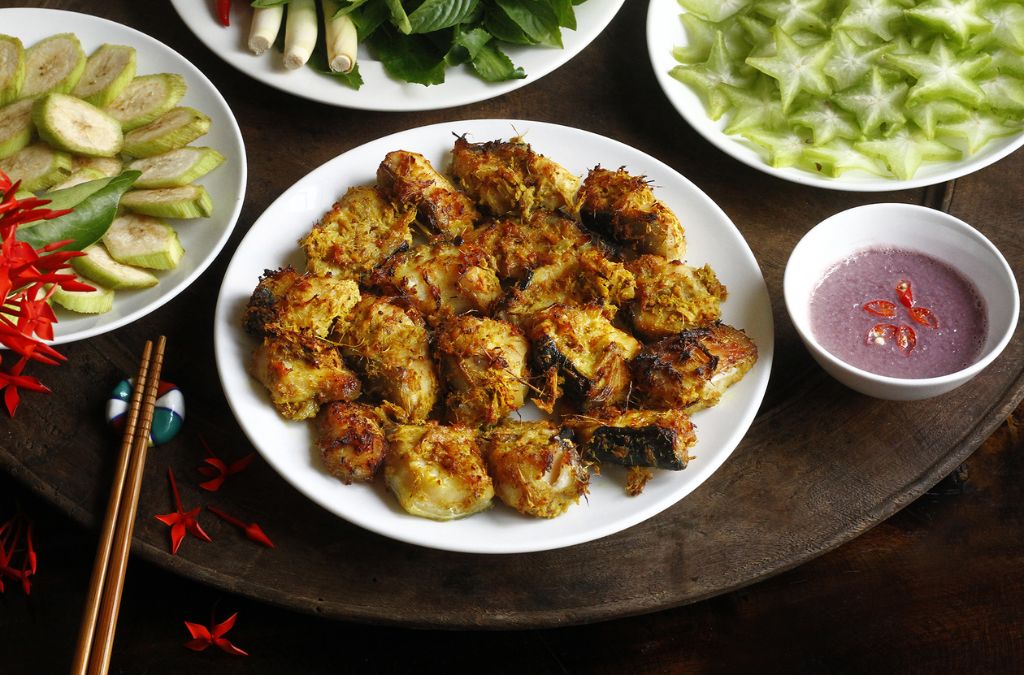 Cá lăng sông Mã chế biến cùng gia vị và rau ăn kèm