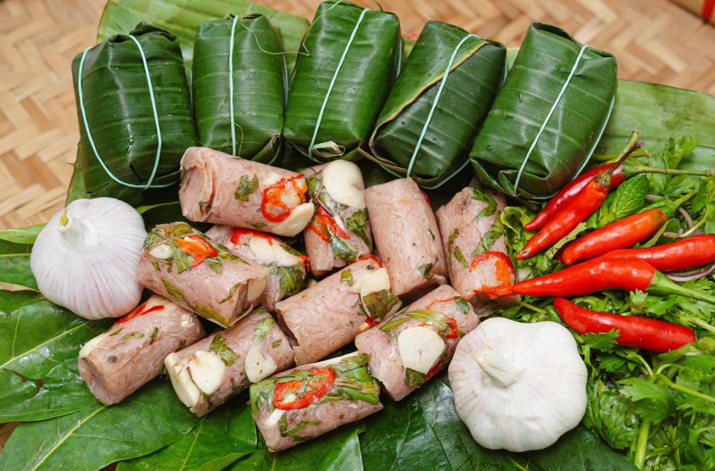 Nem chua Thanh Hóa với tỏi, ớt và lá đinh lăng