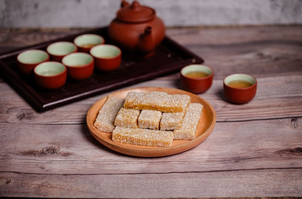 Chè lam Phủ Quảng cắt miếng dùng cùng trà