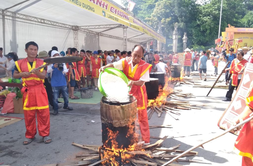 Người dân đồ xôi tại Lễ hội Bánh chưng – Bánh giầy Sầm Sơn
