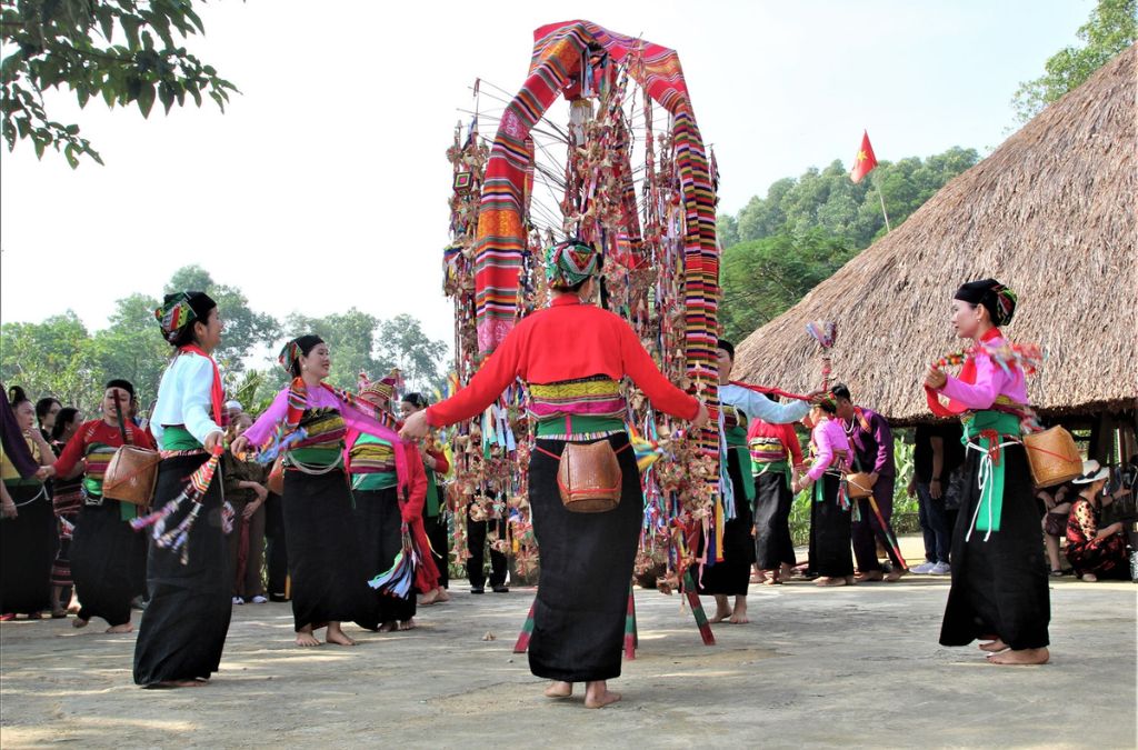 Người Mường múa quanh cây bông tại Lễ hội Pồn Pôông