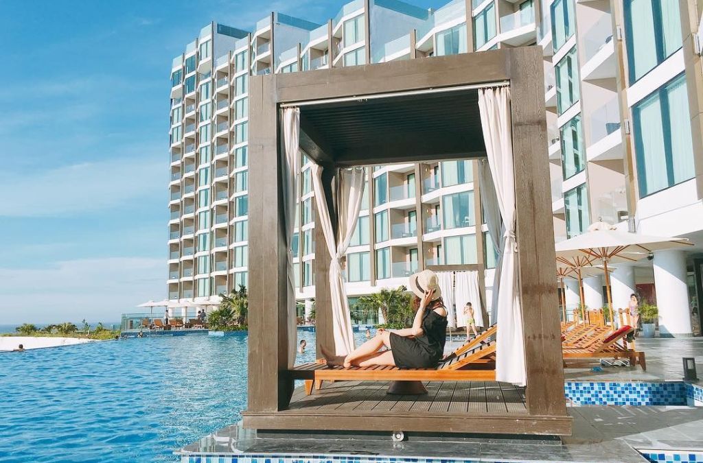 Hồ bơi tại khu nghỉ dưỡng ven biển Sầm Sơn