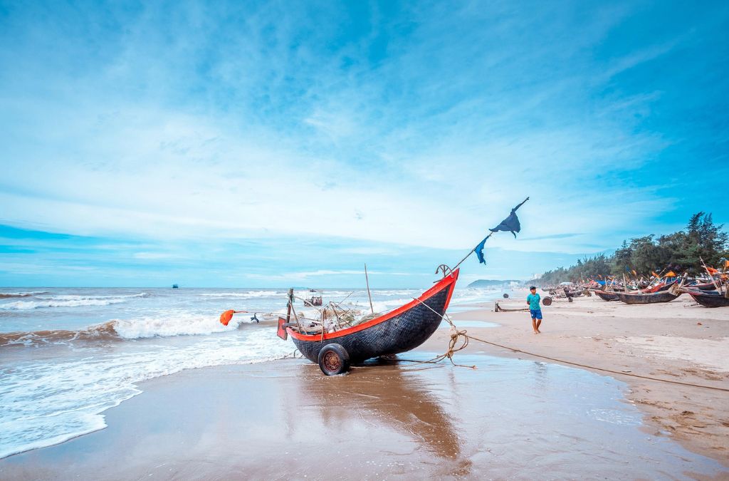 Thuyền đánh cá trên bãi biển Sầm Sơn