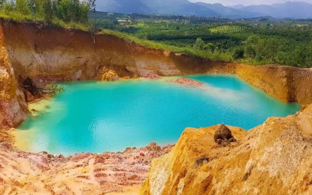Hồ nước xanh Tuyệt Tình Cốc
