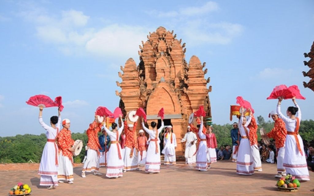 Khám phá Mandapa và 4 ngọn tháp Tháp Bà Ponagar