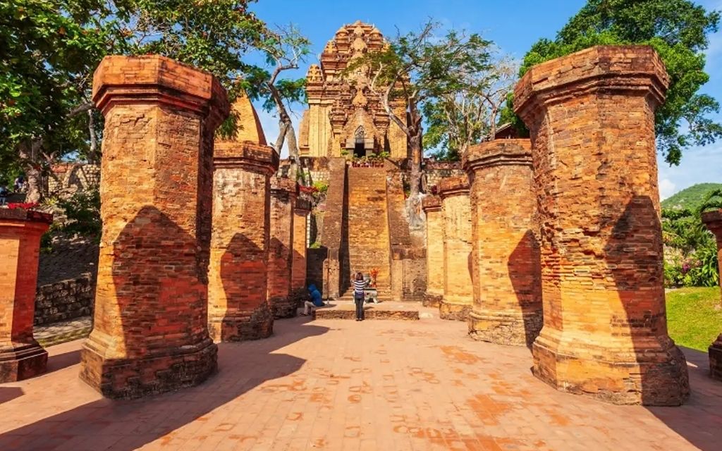 Check-in kiến trúc Tháp Bà Ponagar và sông Cái 