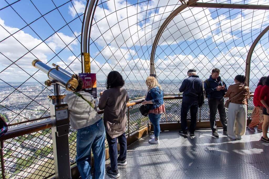 Ngắm toàn cảnh Paris từ đỉnh tháp Eiffel