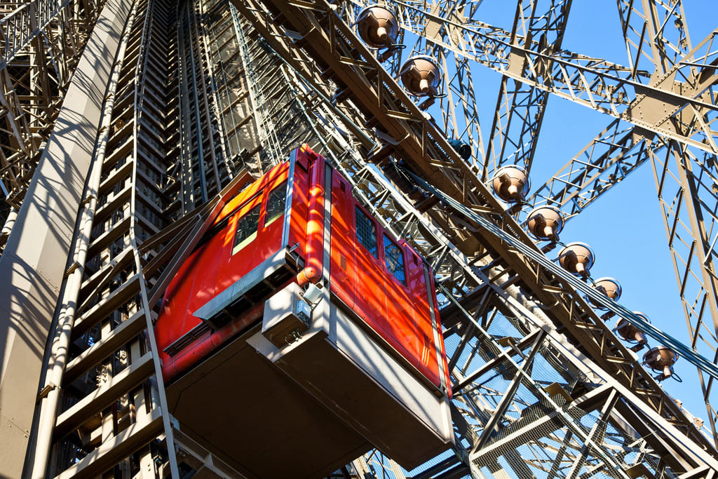 Trải nghiệm thang máy lên các tầng tham quan trên Tháp Eiffel