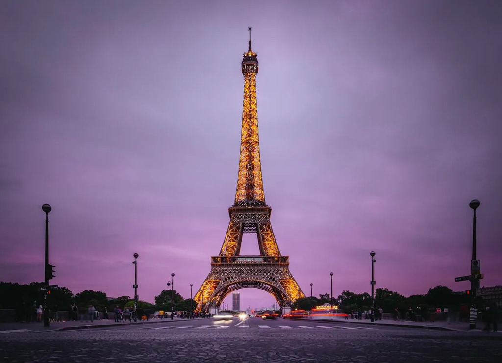 Tháp Eiffel lung linh khi về đêm