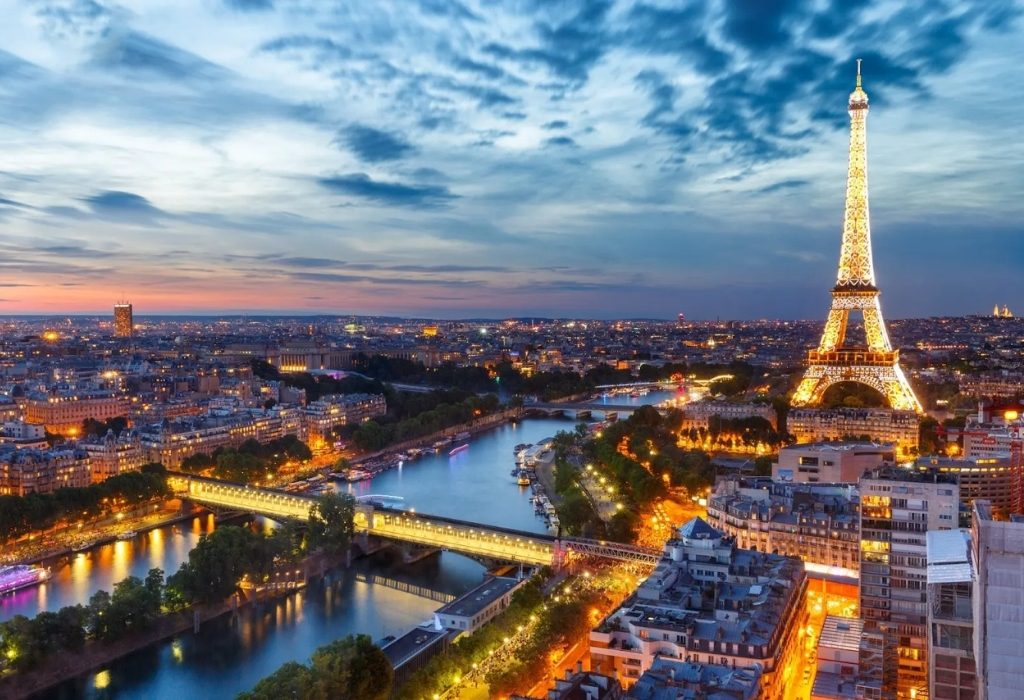 Cầu Bir-Hakeim và tháp Eiffel chung một khung hình