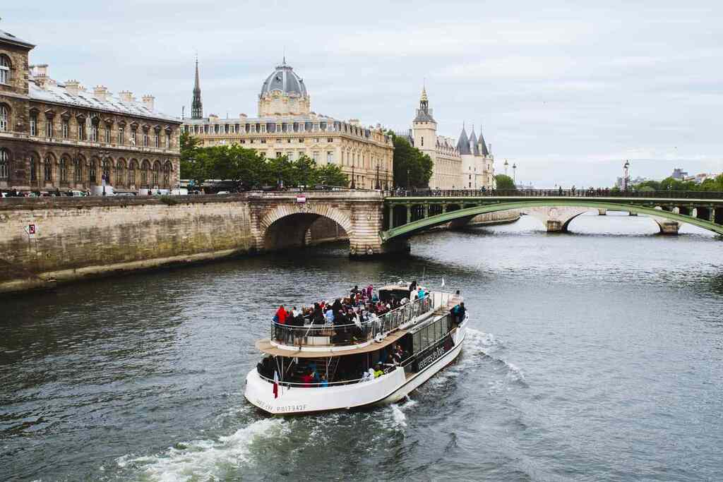 Trải nghiệm ngồi du thuyền trên sông Seine