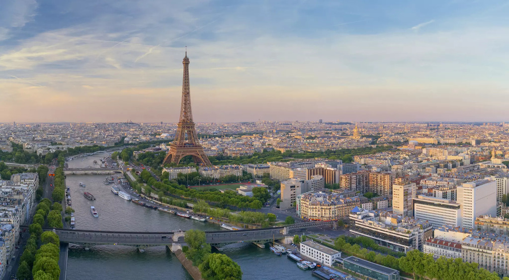 Tháp Eiffel mang theo hàng loạt kỷ lục ấn tượng