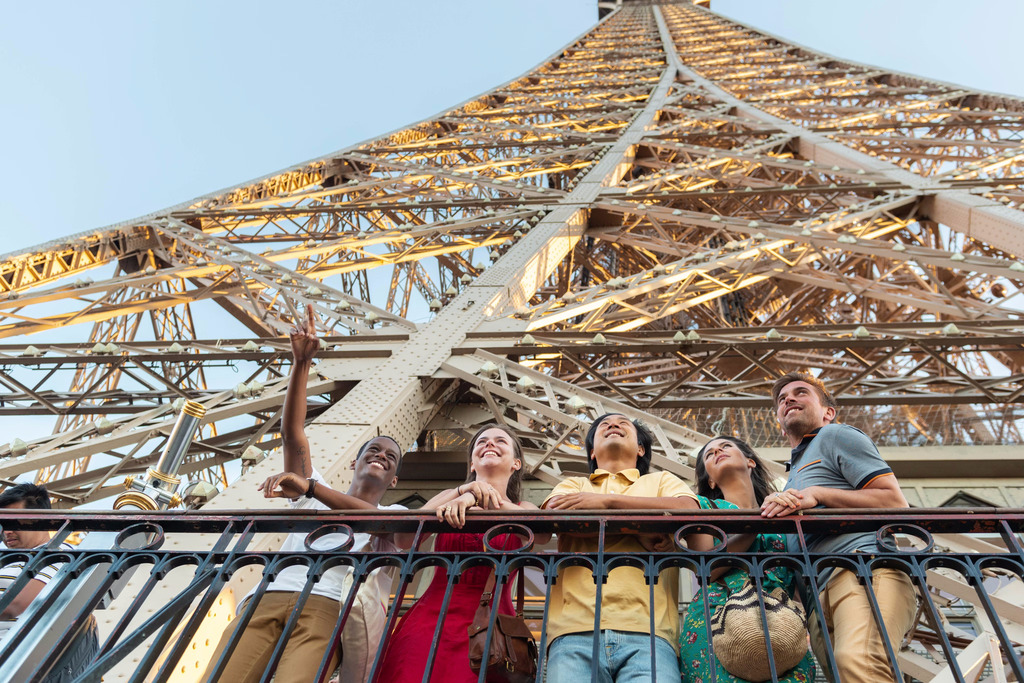 Mang theo đồ dùng cần thiết khi đi tham quan Tháp Eiffel