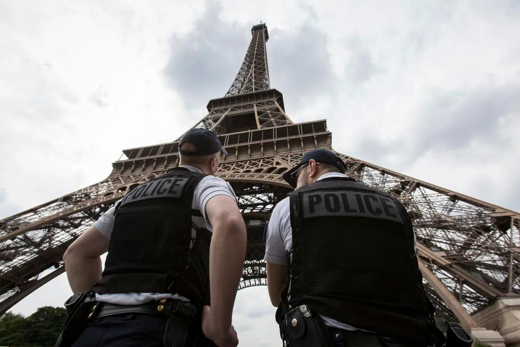 Mọi hành khách tham quan Tháp Eiffel đều phải trải qua kiểm tra an ninh