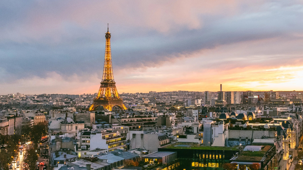 Chiều cao thực tế của Tháp Eiffel