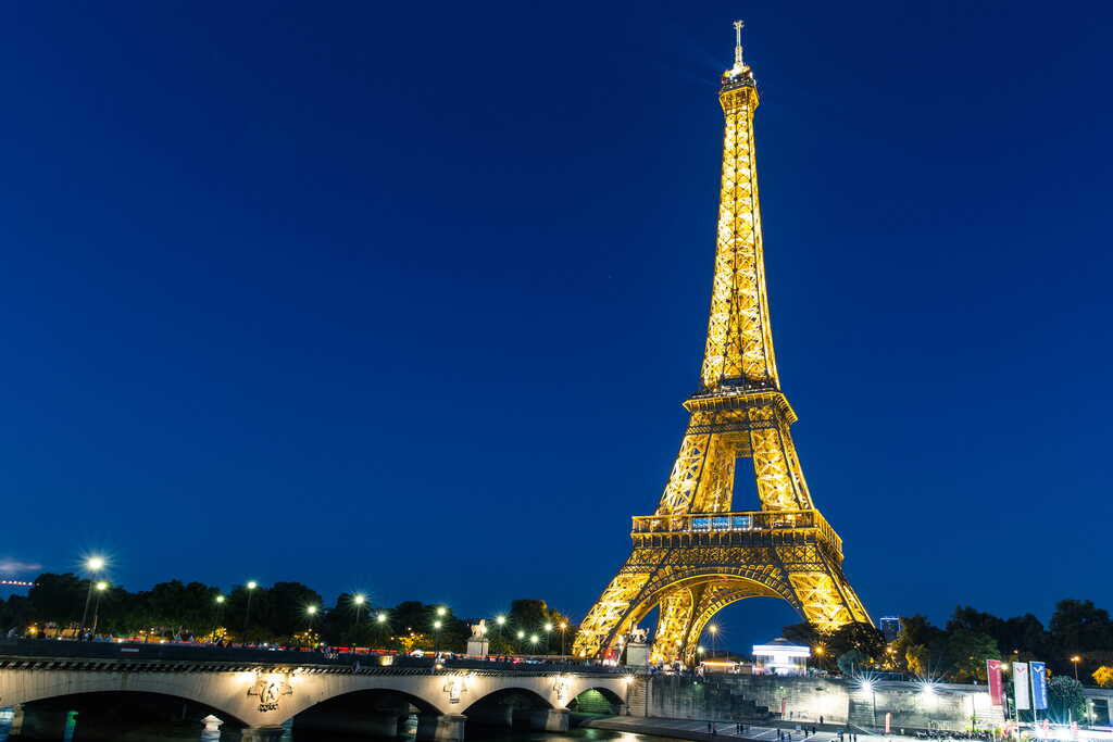 Tháp Eiffel về đêm