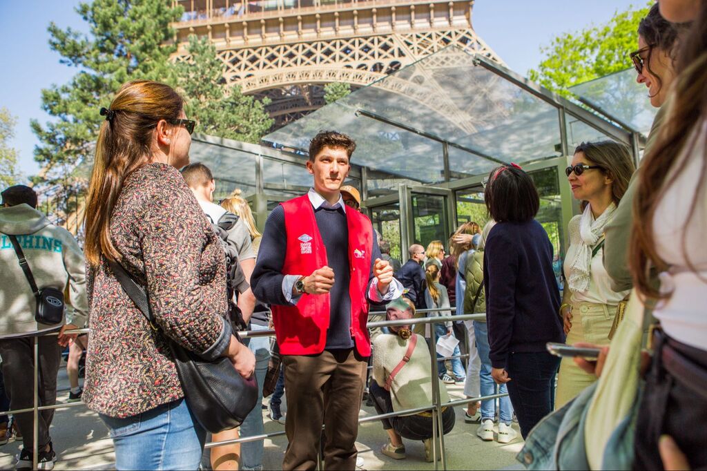 Nhân sự điều phối mua vé vào Tháp Eiffel