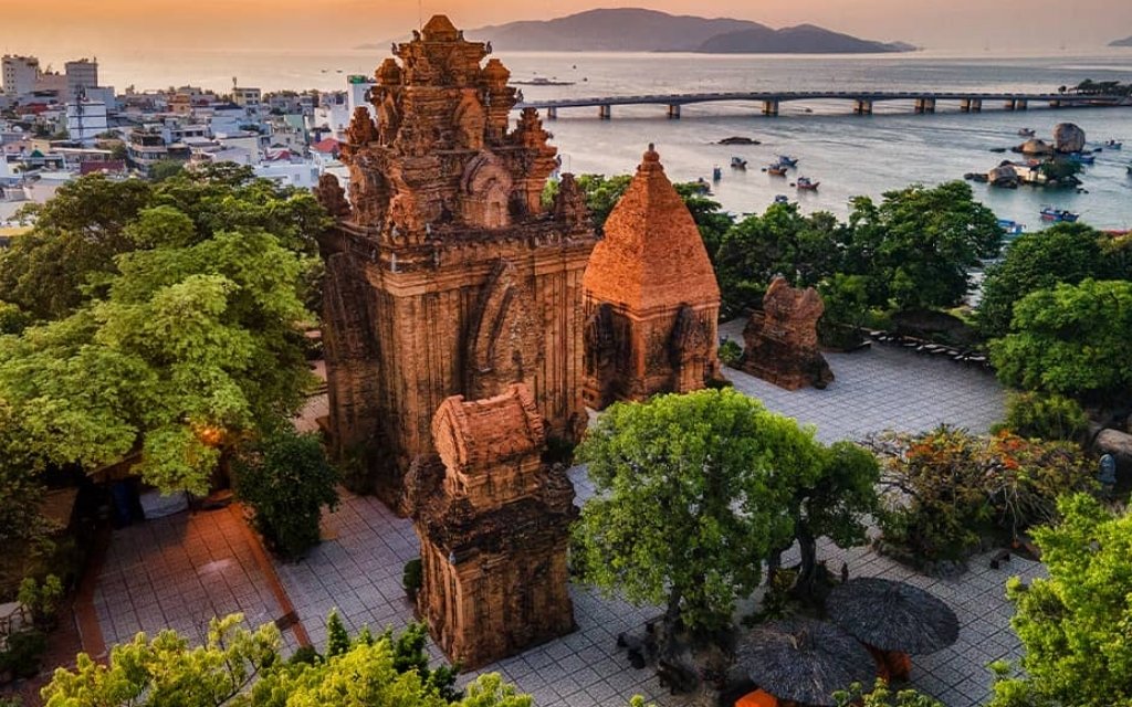 Toàn cảnh Tháp Bà Ponagar 