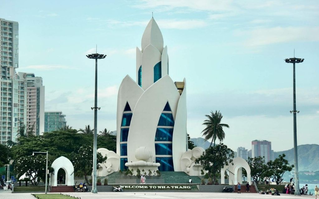 Tháp Trầm Hương màu trắng 