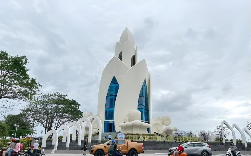 Tháp Trầm Hương trong buổi sáng 