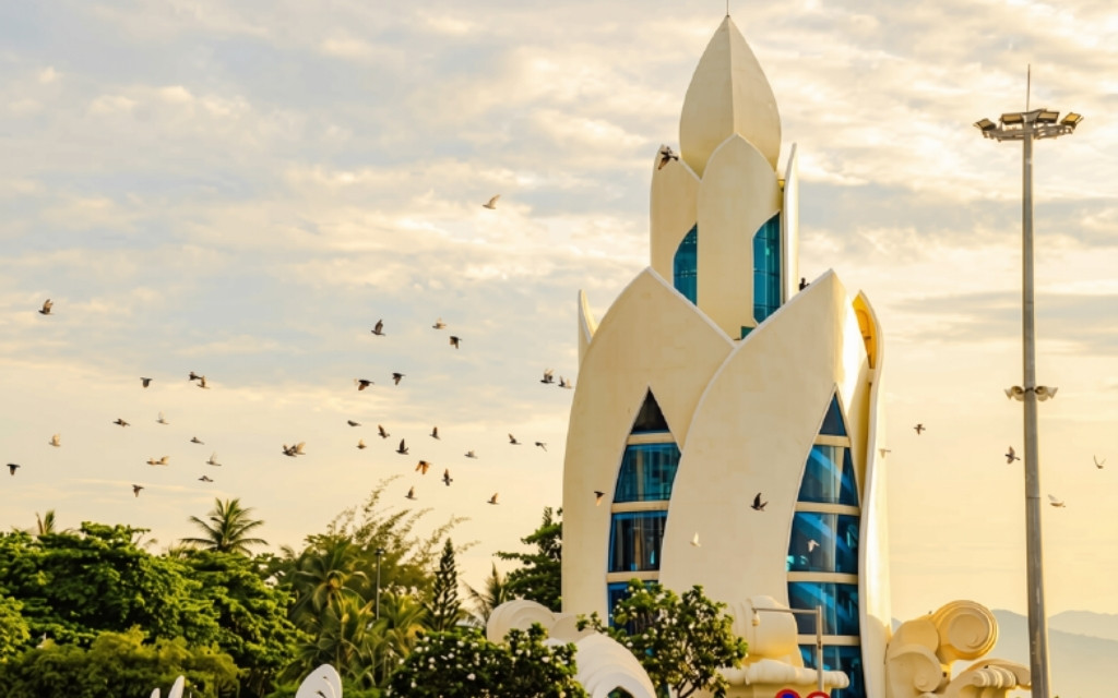 Tháp Trầm Hương dưới ánh hoàng hôn 