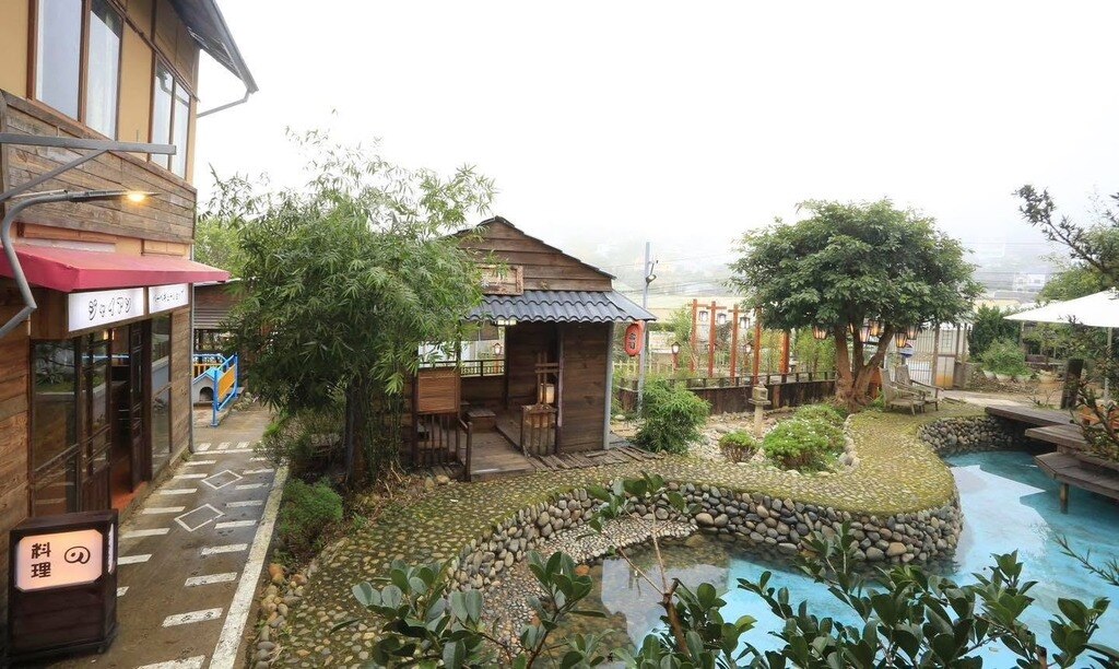 Khách tham quan check-in tại Thị trấn Nobi Đà Lạt