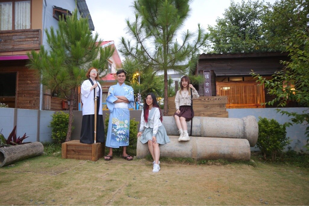 Nhóm bạn mặc kimono bên ống cống ở Thị trấn Nobi