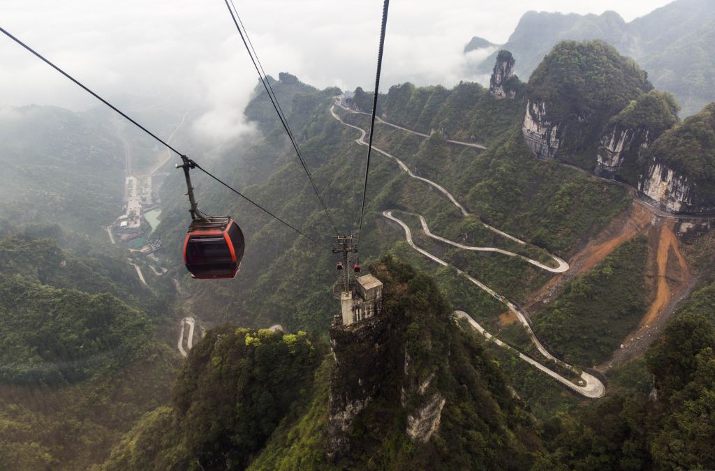 Cabin cáp treo Thiên Môn Sơn di chuyển giữa núi rừng Trương Gia Giới