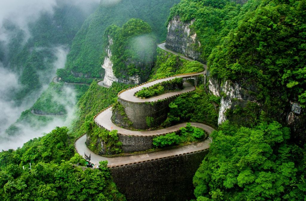 Đại lộ Thông Thiên uốn lượn qua sườn núi Thiên Môn Sơn