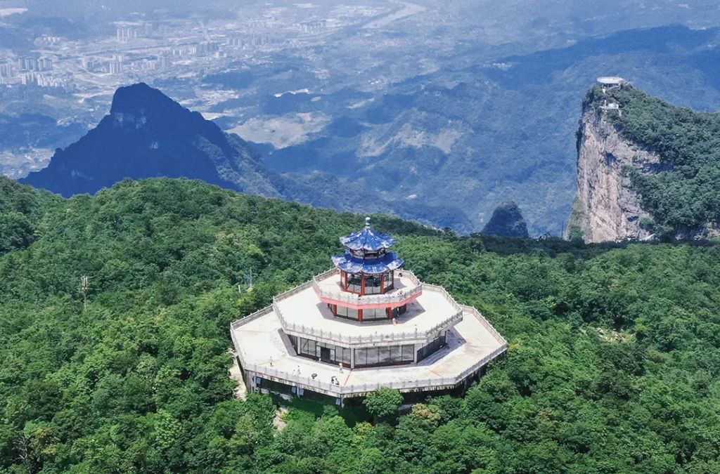 Đài quan sát tại Vân Mộng Tiên Đỉnh nhìn từ trên cao