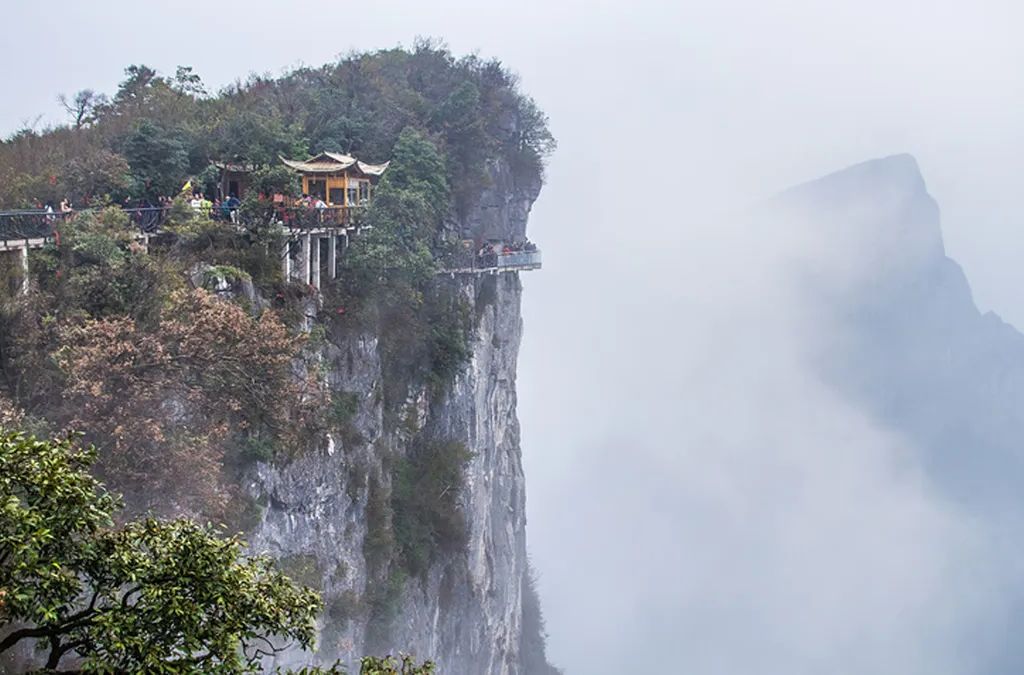  Đài Lăng Tiêu trên vách núi giữa mây sương Thiên Môn Sơn