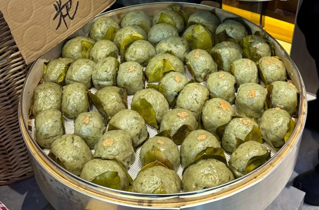 Bánh ngải Haozi Baba màu xanh xếp trong xửng hấp