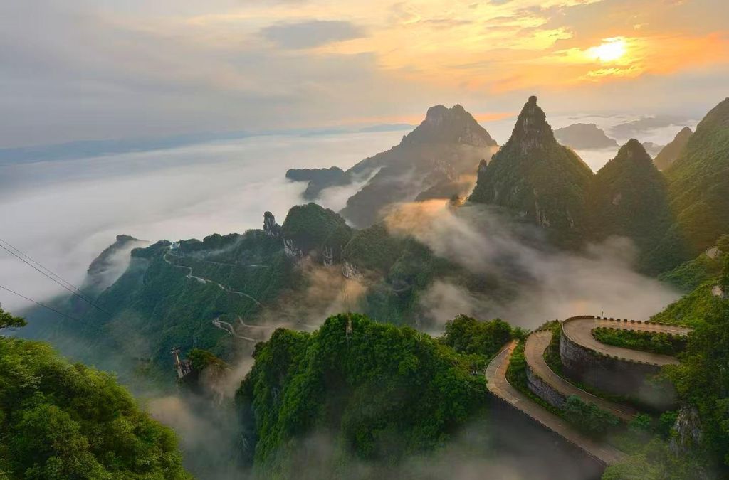 Biển mây bao phủ các đỉnh núi Thiên Môn Sơn trong ánh bình minh