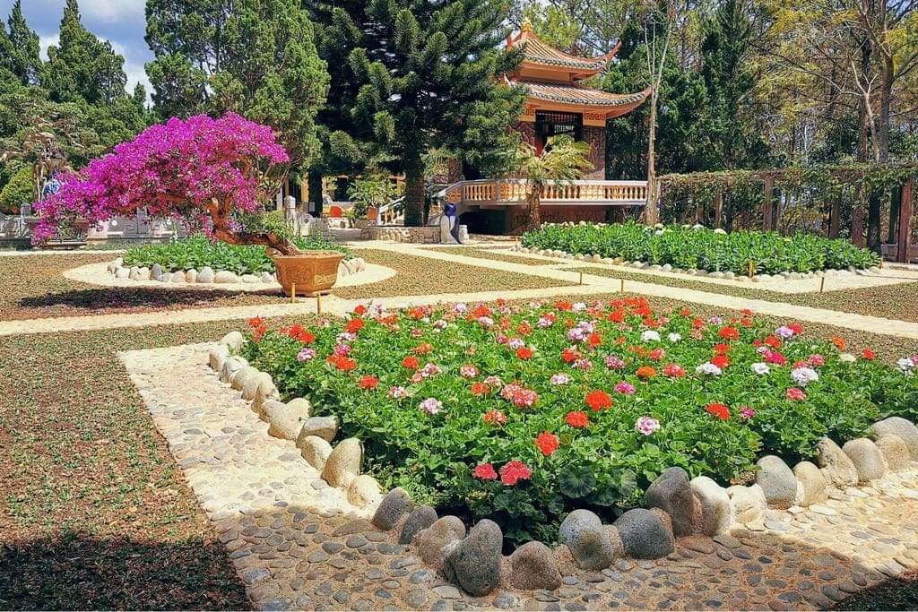 Vườn hoa nhiều màu sắc trong khuôn viên thiền viện