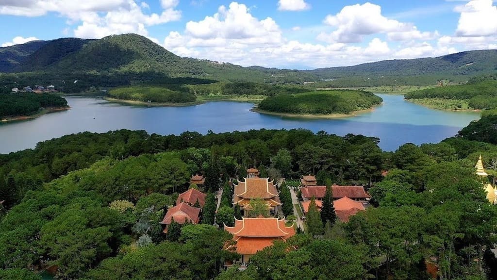 Hồ Tuyền Lâm xanh biếc giữa đồi thông