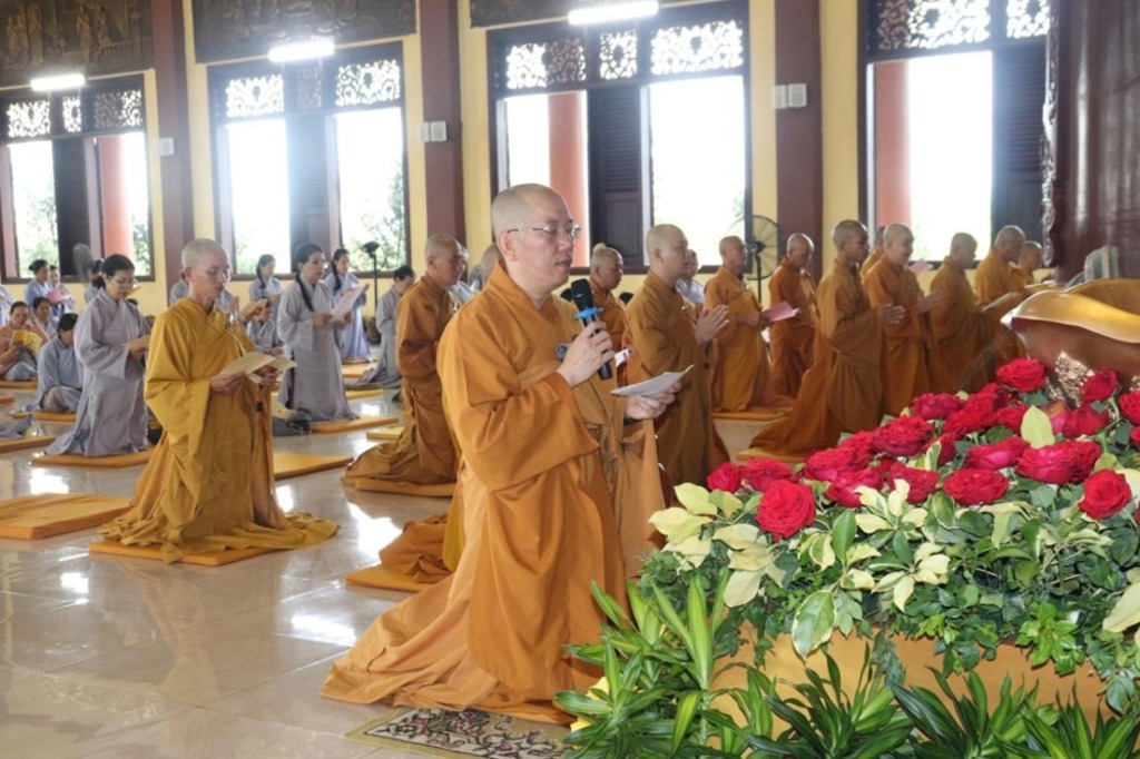 Phật tử lễ Phật trong chánh điện