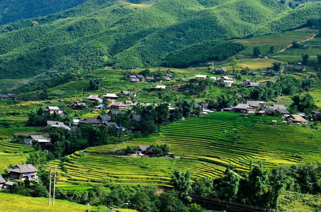 Bản làng nằm giữa những thửa ruộng bậc thang tại thung lũng Mường Hoa