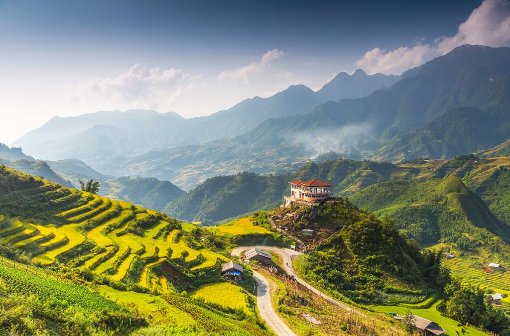 Ruộng bậc thang và cung đường giữa thung lũng Mường Hoa nhìn từ trên cao