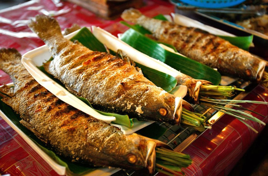 Cá suối nướng trên lá chuối tại Sa Pa