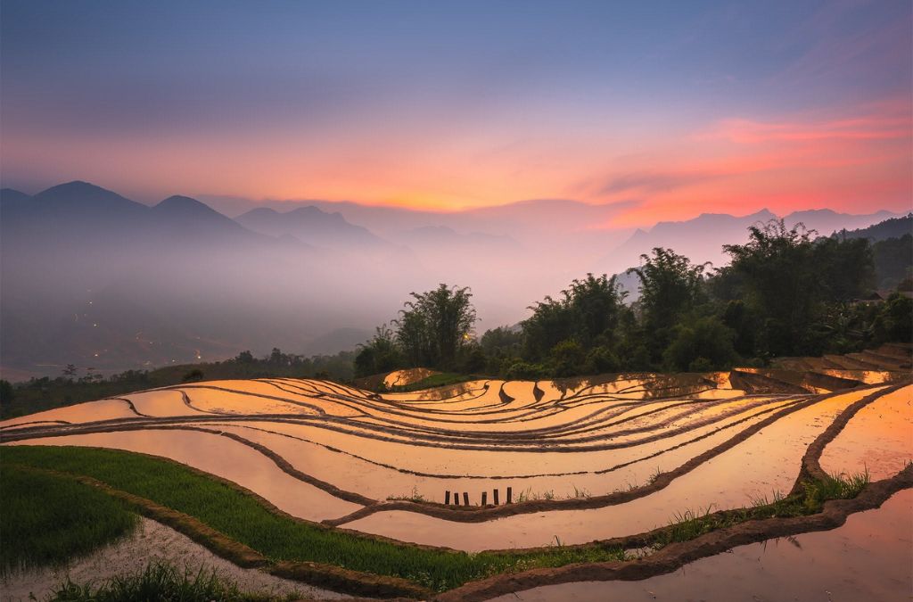 Ruộng bậc thang mùa nước đổ phản chiếu ánh hoàng hôn tại Mường Hoa