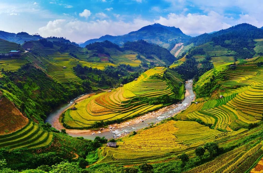 Ruộng bậc thang uốn lượn quanh dòng suối tại thung lũng Mường Hoa